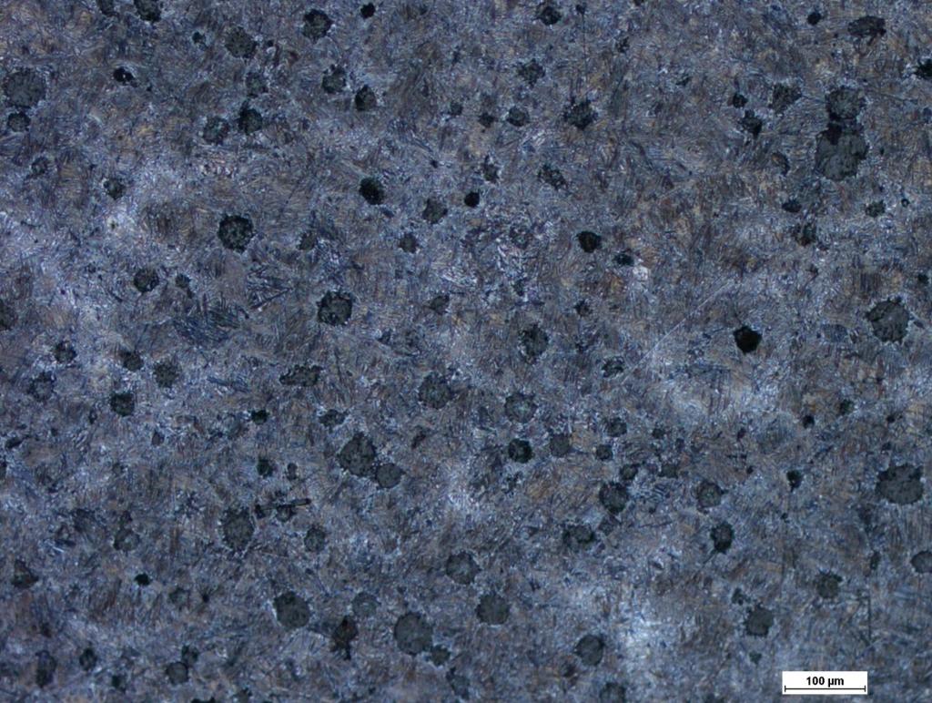 68 4 Tutkimustulokset Mikrorakennekuvat eri akseleille käydään läpi lähtien pienimmästä suurimpaan. Akselin halkaisijan ollessa 25 mm nähdään kuvassa 63 mikrorakenne akselin reunasta 1 mm syvyydestä.