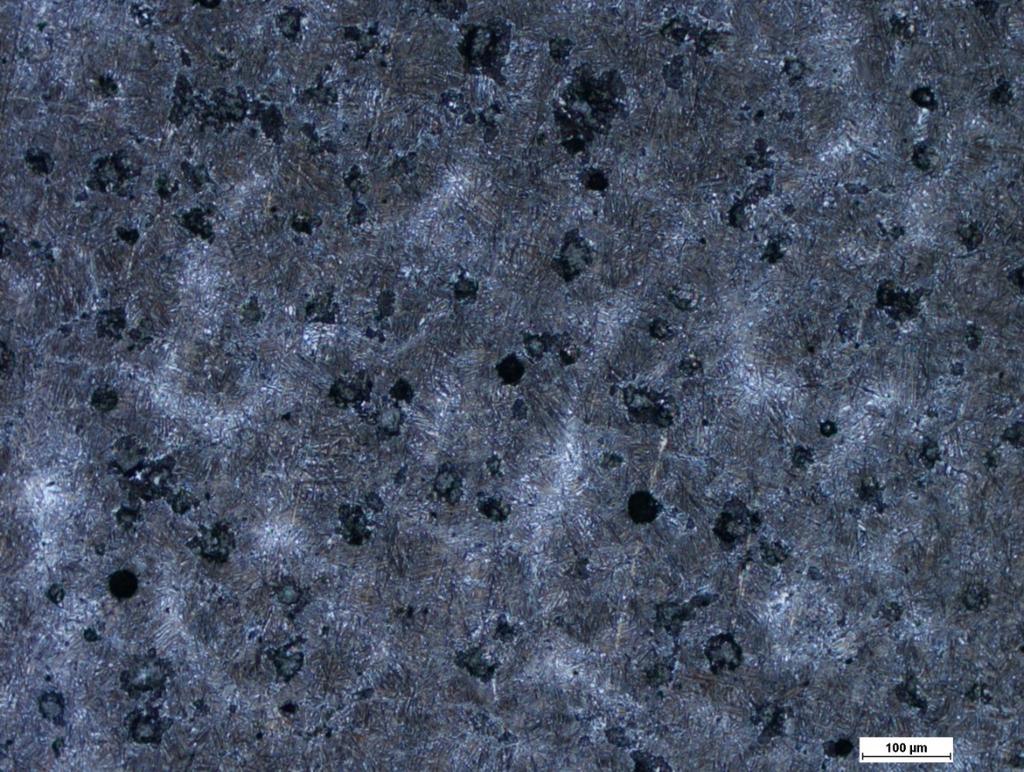 70 Yhä useamman grafiittipartikkelin ympärillä näkyy mustaa perliittiä, mutta sen määrä on kuitenkin pieni koko alueella. Suurta muutosta 1 mm syvyyteen ei ole.