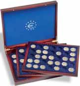 (Euro 10 vuotta), 1 x 20 (EMU 10 vuotta) ja 1 x 17 (Rooman sopimukset) pyöreää kolikkopaikkaa (Ø 32 mm), mahonginvärinen.