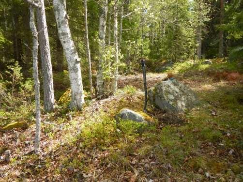 maansekainen röykkiö, joka sijaitsee vain kahden metrin päässä nykyisestä rantaviivasta. Röykkiön korkeus on 0,5 m.