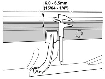 Kuva B Tarkasta että mitta A on 6,0-6,5 mm (15/64" - 1/4" ) kiinnikkeen yläreunan ja puskurinkuoren kohouman alkukohdan välillä molemmilla puolilla.