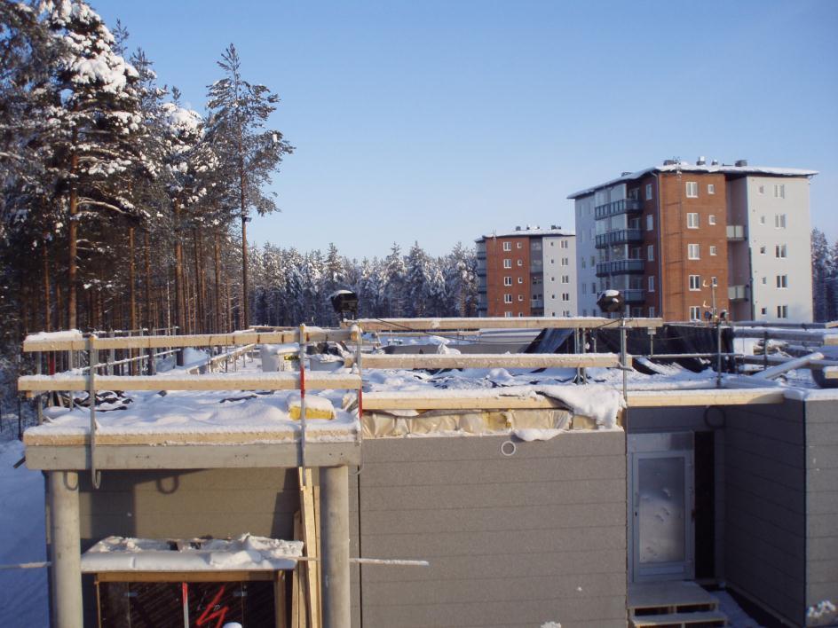 28 toinnille ja muille työmaan toiminnoille, koska muiden vielä rakentamattomien kahdeksankerroksisten tonteille pystyttiin varastoimaan tavaraa vaikka Kaislan tontti oli itsessäänkin melko tilava.