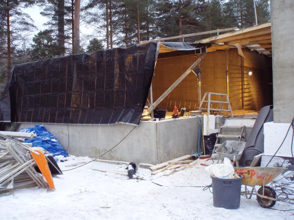 32 Kuva 11. Lämmönjakohuoneen väliaikainen sääsuoja.