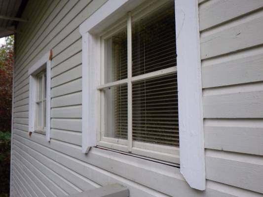 Ikkunoissa ja ulko-ovissa ei havaittu huomautettavaa. VESIPELLIT Ikkunoista ja ovista puuttuu osittain ikkunavesipellit/kynnyspellit.
