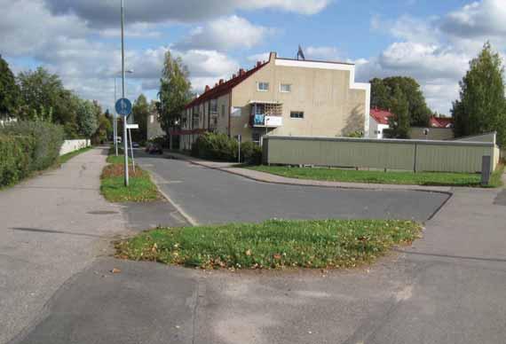 Vähäisempi ongelma ovat myös pienet, hankalasti hoidettavat nurmilaikut, jotka myös usein kuluvat oikaistaessa. Kuva 19.