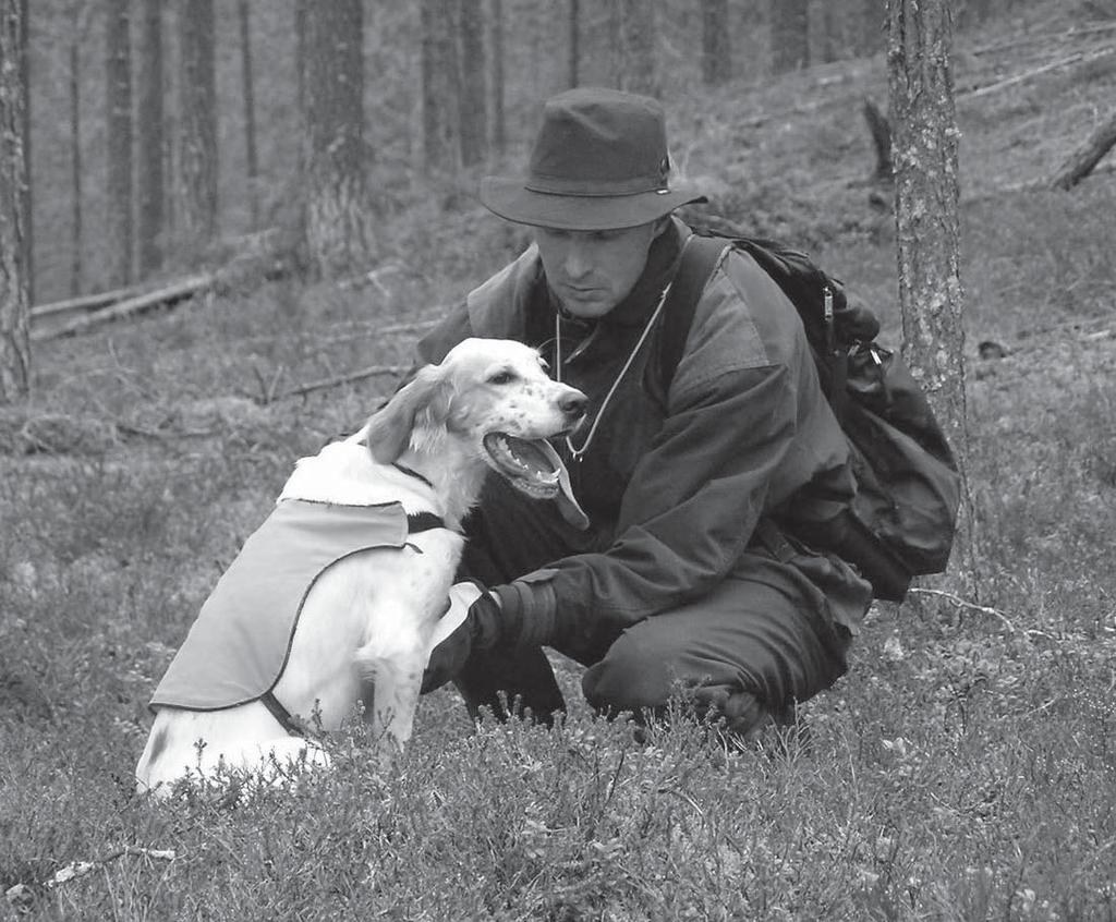 Tatsin emä on ensimmäinen englanninsetterimme FIN MVA Wanahan Pekan Hiili. Hiili on tällä hetkellä yli kolmetoistavuotias vanha rouva, joka viettää eläkepäiviä koiralaumassamme.