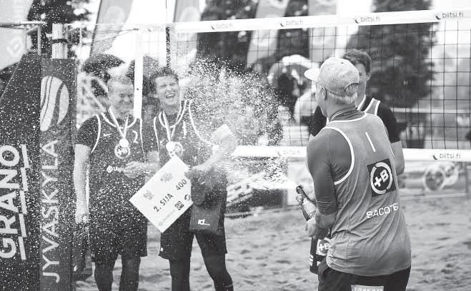 BEACH VOLLEYN SM-KILPAILUT 2017 AIKUISTEN SM-KIERTUE Jyväskylä 30.6. 2.7.2017 Miehet: 1. Nurminen/Piippo, 2. Suonikko/Viljamaa, 3. Marttila/Määttänen ja Parviainen/Peltonen, 5.