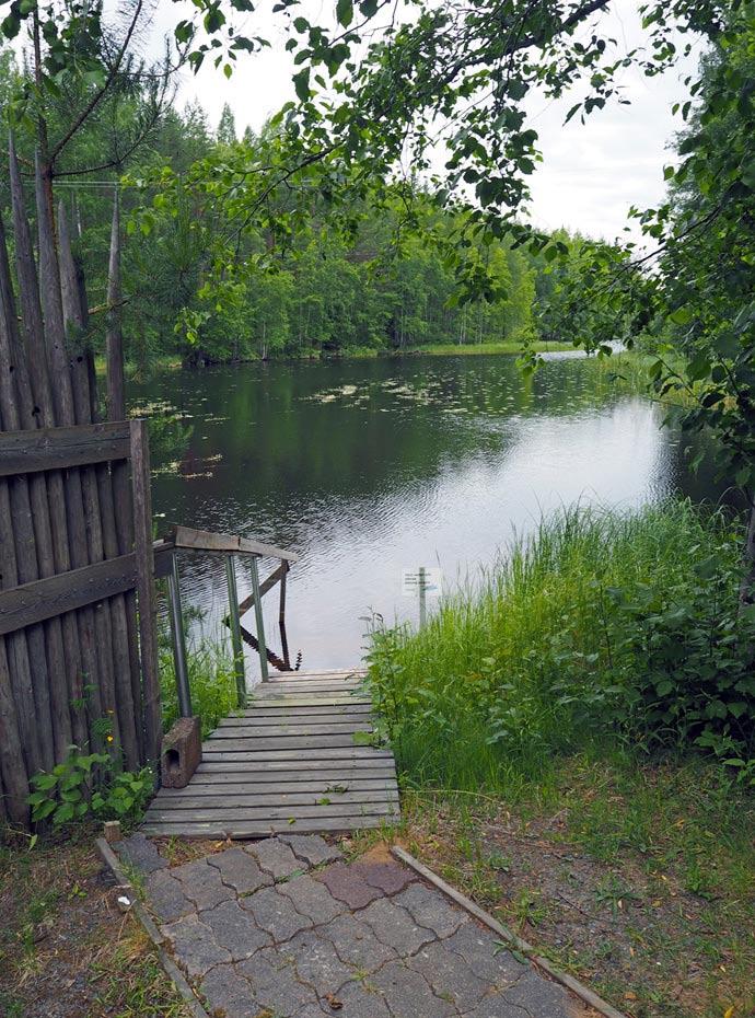 Yritämme pistäytyä siellä kerran vuodessa. Rento meininki, ihana murre, lupsakat ihmiset, itsetehdyt karjalanpiirakat, kangasmaasto, savusauna järven rannalla jne. Näistä kaikista me tykkäämme paljon.