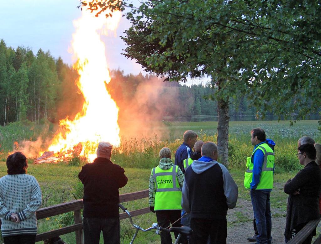 Juhannuksen juhlintaa Tilkunpellossa Juhannuksen vietto sujui perinteisin menoin yhdistyksen vaunualueella