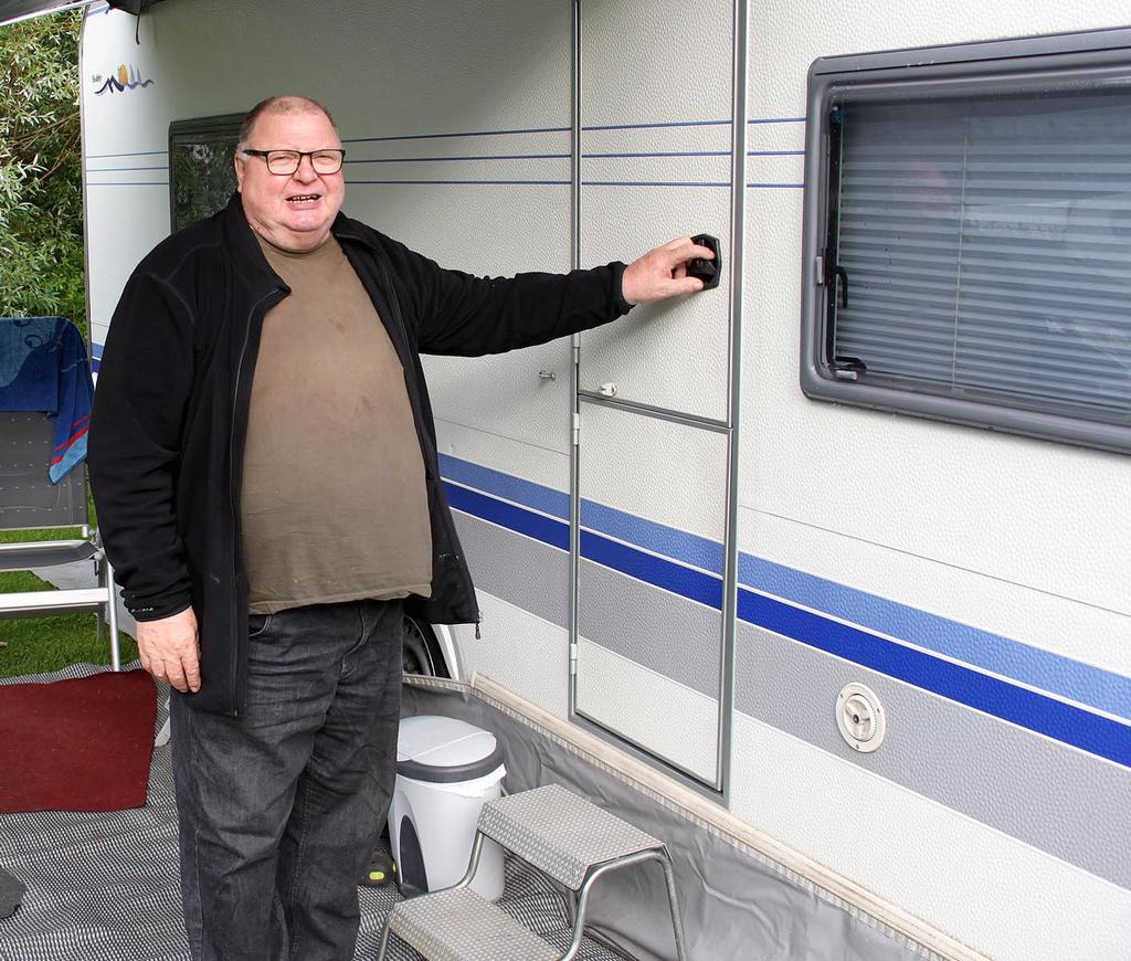 Luulisi lihamestariksi Mahkosen Erkki harrastaa lihanpaistoa Erkki Mahkonen, 69 v, on tuttu näky Tilkunpellon treffeillä.