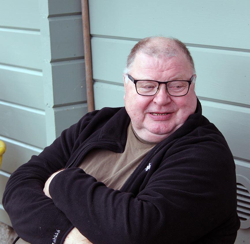 Näin kuoppaa täytetään ja päällimmäiseksi tulee hiilikerros ja sen päälle hiekkaa. Lopuksi uuni peitetään kannella ja sitten odotellaan, Mahkonen selvittää.
