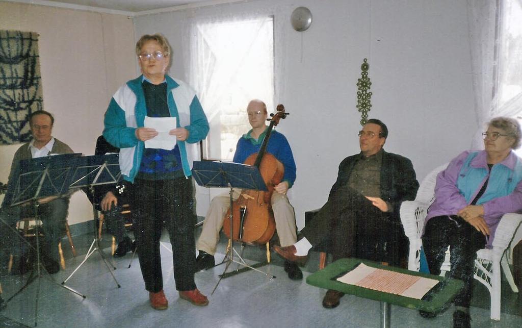 Syksyllä 1982 Kanta-Hämeen kerho täytti 10 vuotta. Tapahtumaa juhlittiin Padasjoella. Juhlivaa kerhoa onnittelemassa Reino Rokkila.