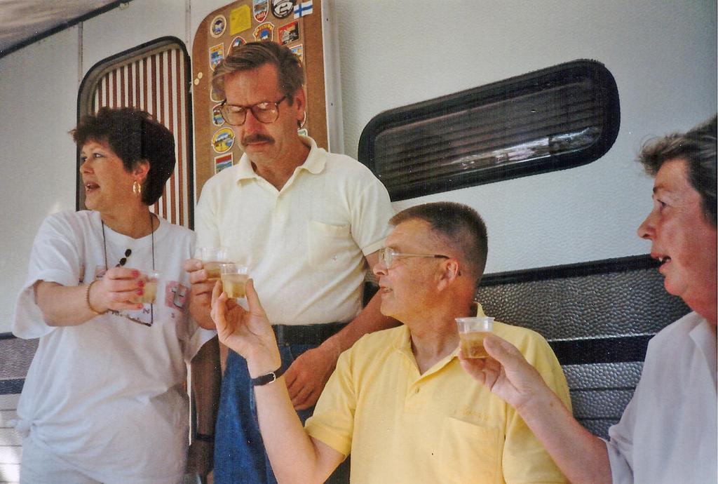 Vappuna 1993 skoolattiin mm. tällaisella porukalla.
