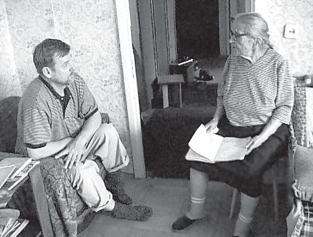 Foto 1. Arvo Survo ja Sohvi Petrova juunis 2001 vaimulikke laule laulmas. Kaader videost (ERA, DV 275). nud tema kõrval usuvendi ja -õdesid, kellega koos ta oleks saanud laulda ning palvetunde pidada.