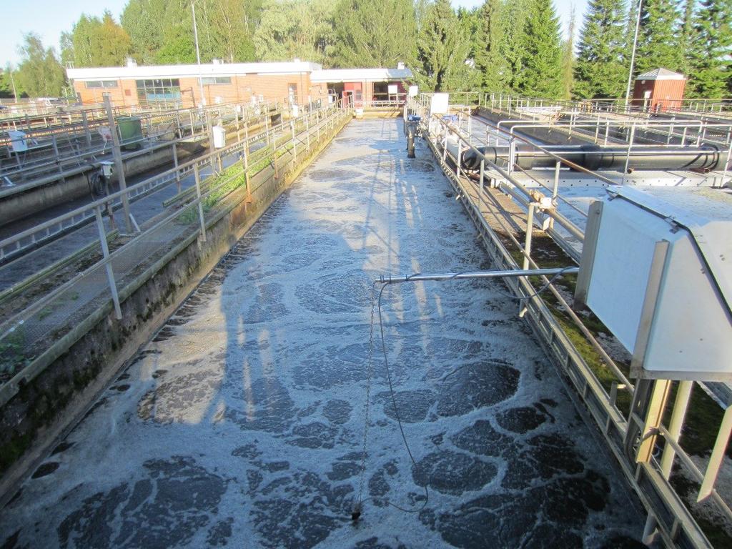 Kuva 5. 1-vaiheen ilmastusallas (Kuva: Rilla) Ilmastuksessa syntynyt fosforisakka laskeutetaan selkeytysaltaan pohjalle. Laskeutetussa lietteessä on myös paljon kuolleita bakteereita.
