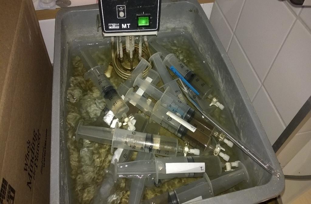 vakumoitiin. Pullojen tilavuus oli 12 ml.