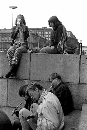 kulttuurivihkot 3 4 / 2010 Korneja teatteriasuja Meyerholdin kunniaksi»laitettiin musaluokasta valot pimeäksi ja maattiin lattialla ja keskusteltiin vallankumouksesta ja elämän tarkoituksesta.