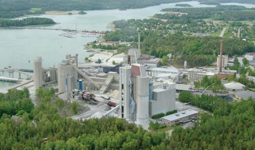 Sementin valmistuksen pääraaka-aine kalkkikivi saadaan tehtaan välittömässä läheisyydessä sijaitsevasta avolouhoksesta.