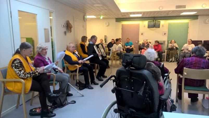 Kahvihetkeen oli myöskin hankittu kakut. Paikalla oli runsaasti Komeettoja avustamassa.