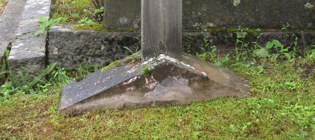 Osaston C länsipäädyssä, hautausmaan keskivaiheilla sijaitsee Muualle haudattujen muistomerkki