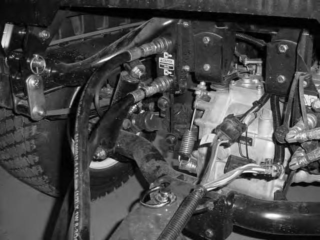 Johdinsarja. Vie johdinsarja koneen taakse kuvan 4 osoittamalla tavalla. Kuva 5. Hydrauliletkut.