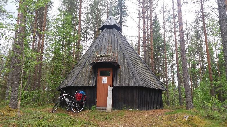 Reitti jatkuu suoraan tien yli 430 -viitan kohdalta.