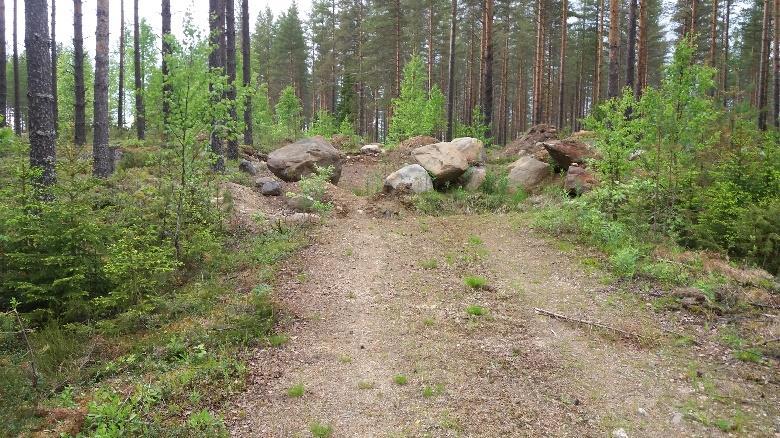 Oikealle kääntyy pihatie, sen jälkeen tie on