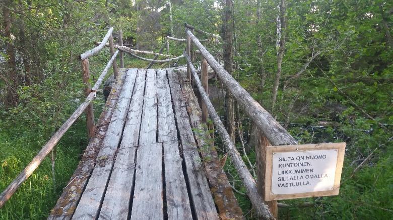 Taukopaikan jälkeen reitti ylittää sillan, jatkaa pitkoksia talotien