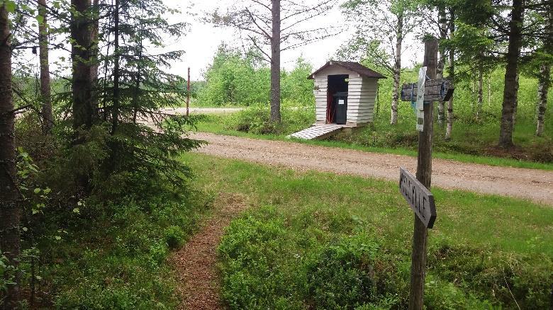 Tämä yhtyy 15m päässä tiehen, jossa on viitat Hierinmylly, Tavikoski, siitä