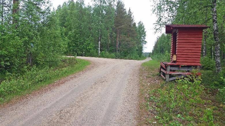 Mäen päällä seuraava maitolaituri on nimeltään Lopotti, risteyksestä