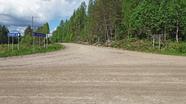 Paikalla on sekä UKK-reitin että polkujuoksun viitat.