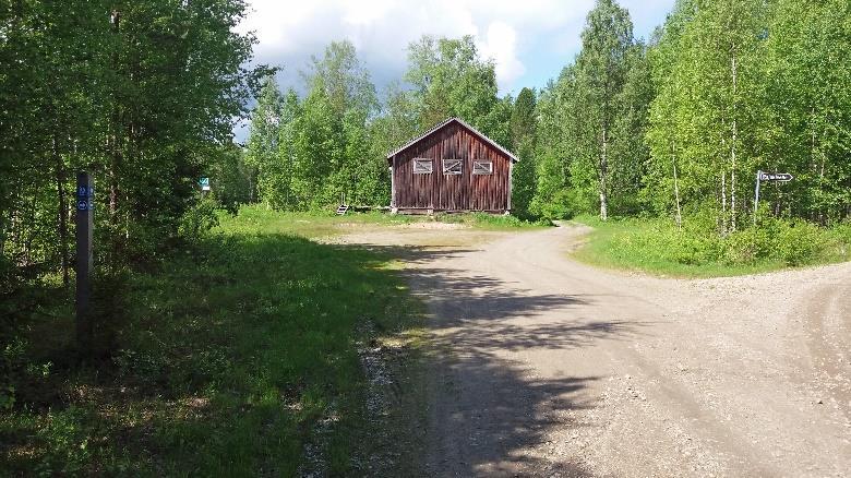 Tien kääntyessä oikealle rajakivelle -viitan mukaan