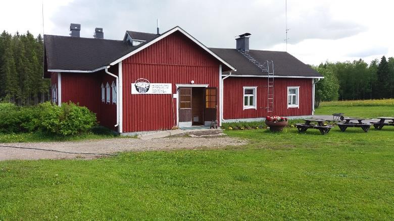 rautatieasemalle, sen vierestä radan ja huoltotien yli metsään