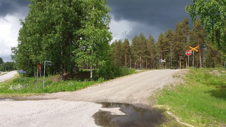 Tämän pohjoispäästä radan toisella puolen pääsee UKK-reitille ortodoksiselle