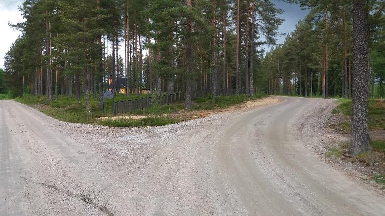 Jatka radanvartta 250m, vieressä kulkee purupolku/hiihtolatu, jolle vie useita