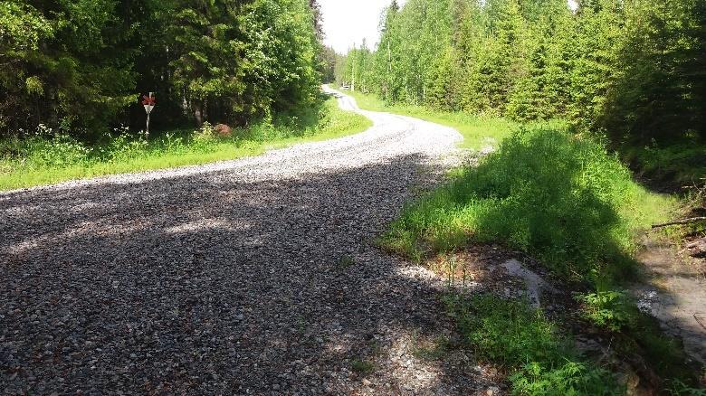 Ura tulee tielle sen oikealle kääntyvässä mutkassa.