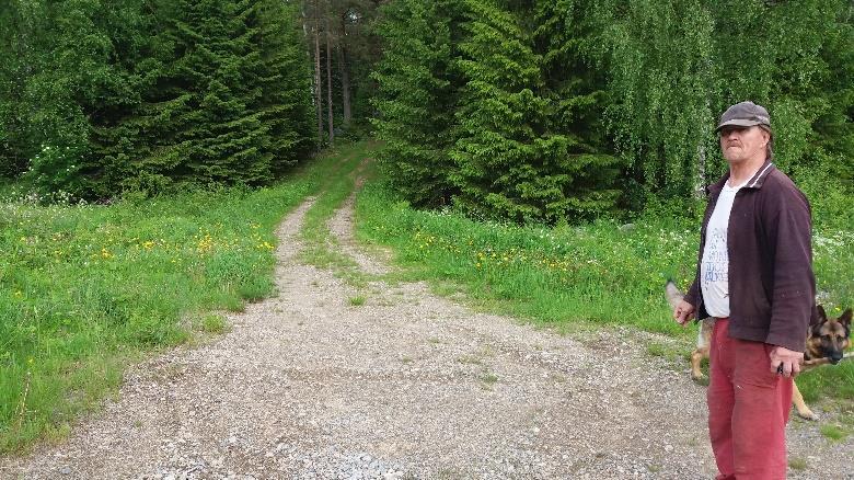 pihapiiriin, sitä ennen ohitetaan riimuveräjä.