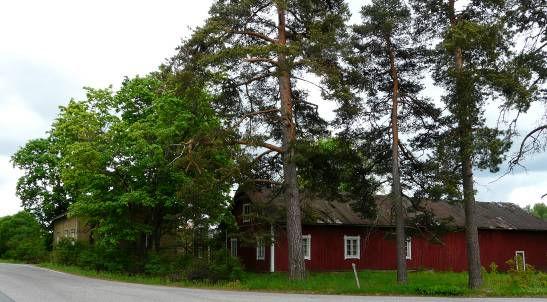 Tämä on haasteellinen tehtävä niin kaavoitukselle kuin rakennusvalvonnallekin, sillä asuinrakennustyyppien monipuolinen tarjonta on myös lisännyt tyylien kirjavuutta rakennettaessa vanhaan