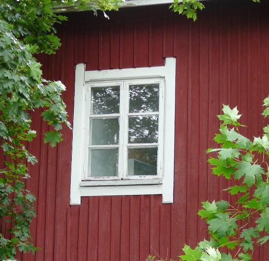 Myös värien valinnassa on vältettävä räikeyttä ja tätä kautta muodostuvaa kirjavuutta. SEINÄMATERIAALIT Puuverhous Peittomaalattu lautajulkisivu on perinteisin maaseutualueilla.