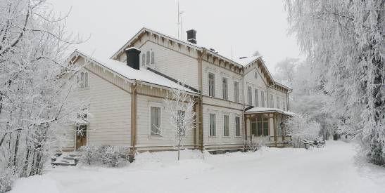 Vanhat punamullatut mökit ja asuinrakennukset Tämä rakennuskanta on tyylillisesti vanhinta, mutta on elänyt vuosikymmenien ja -satojenkin ajan muitten tyylien rinnalla.