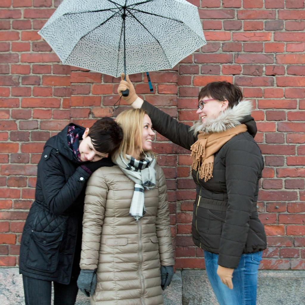 Lämpöä on aito ja ymmärtävä kohtaaminen Henkilöstöhallinto on sallivaa ja arvostamme erilaisuutta. Kiitämme, palkitsemme hyvin tehdystä työstä ja hyvästä yrittämisestä.