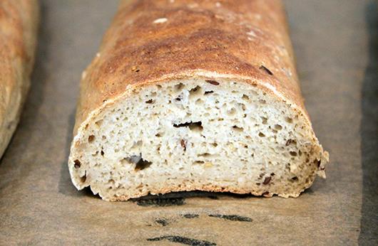 22 5.4 Kolmas leivontaerä Kolmas erä leivottiin edelleen suoraleivonnalla. Jauhomäärää vähennettiin hieman ja taikinaan lisättiin psylliumpohjaista palaleipäparannetta.