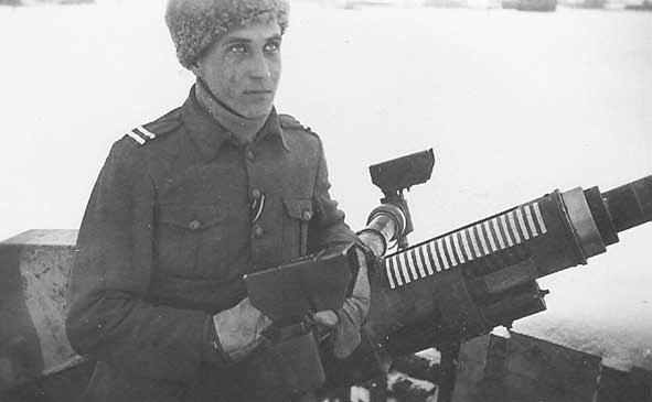 PERUSLUKEMIA historiasta pui itsensä. Sota oli jo päättynyt, kun valansa vannoneet tykkimiehet siirrettiin Riihimäelle kapteeni Jorma Simojoen raskaaseen it.