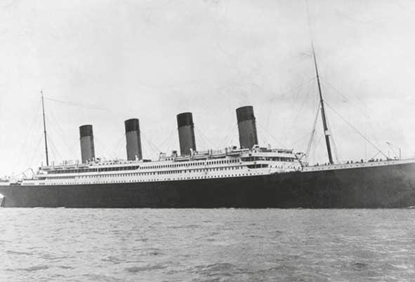 PERUSLUKEMIA historiasta Eversti Ahti Lappi Titanic ja tutka Kun valtamerialus Titanic neitsytmatkallaan huhtikuussa 1912 törmäsi sumussa jäävuoreen ja upposi, heräsi kysymys, voitaisiinko keksiä