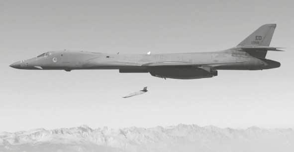 PERUSLUKEMIA tekniikasta JASSM ohjusta kyetään käyttämään useasta eri lentokoneesta. JASSM on integroitu tällä hetkellä B-1, B-2, B-52, F-16 ja F-18 koneisiin.