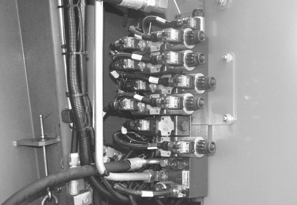 Huolto 9.7 Oma hydrauliikka Yleistä Oman hydrauliikan pumppua käytetään suoraan voimanottoakselilta vaihteiston avulla.