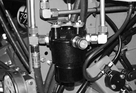 Huolto 9.7.4 Hydraulisuodatin Hydrauliiikkajärjestelmälle suoritettavat työt on tehtävä ainoastaan paineettomassa tilassa.