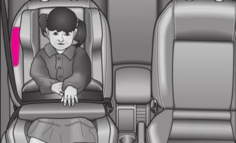 Kuva 126 Lapsi, jota ei ole kiinnitetty oikein oikeaan istumaasentoon, on vaarassa sivuturvatyynyn lauetessa Tällöin turvatyyny kehittää niin suuren voiman, että tyynypussi voi aiheuttaa väärässä