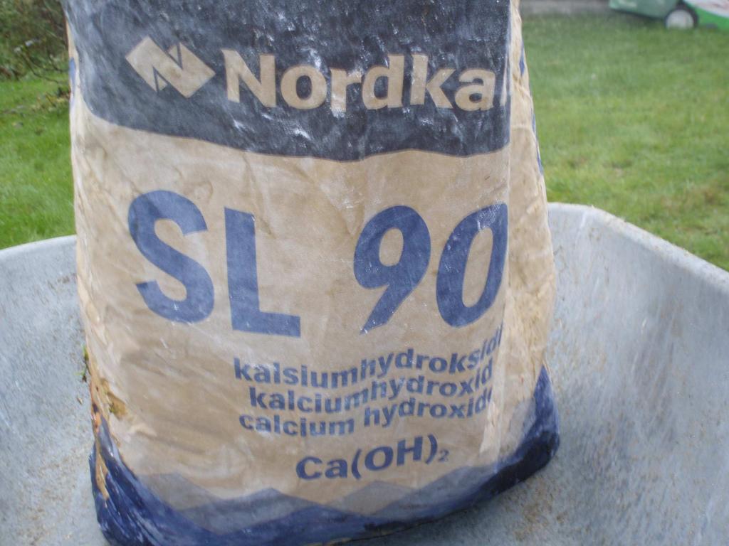 Kuvassa säkki sammutettua kalkkia. 30 kg säkki maksaa noin 24 euroa.