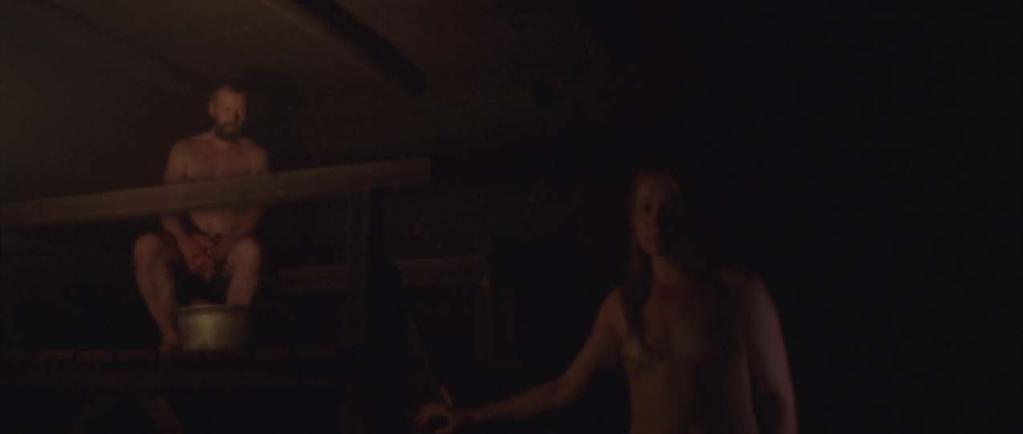 Anni kuulee ulkoa kappaleen, jota hyräili ensimmäisessä kohtauksessa ja laskeutuu lauteelta. Tässä on leikkaus kuvaan ikkunan takaa ja Anni katsoo ikkunasta ulos ennen poistumista saunasta.